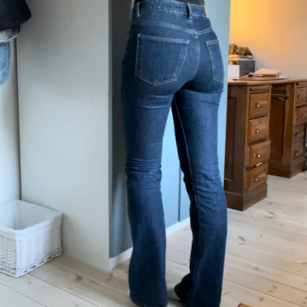 Detta är ett par supersnygga bootcut jeans jag köpte från Gina tricot men har endast använt ett fåtal gånger därför blev det nu dags för utrensning😔. Grym passform och tjockt lyxigt jeansmaterial. Jag är 171 cm låg och de är i storleken 36!💕 . Jeans & Byxor.