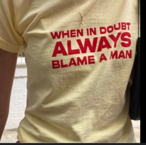 T-shirt/topp - Cool t-shirt med unikt citat. Observera att den toppen jag säljer är rosa med vit text, alltså den man ser på andra bilden. Strl M men mer som en S. Använd fåtal gånger så skicket är som nytt. 