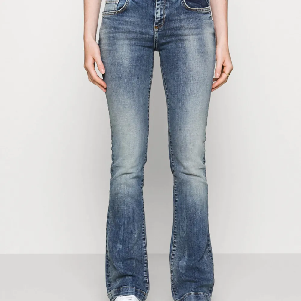Funderar på att sälja mina Fallon jeans ifrån Ltb. Super fint skick, köptes helt nya. Storlek 29/32. Midjemått: 39 cm (stretchiga) och innerbenslängd: 81. 600 + frakt. Vid fler frågor, bilder etc skriv privat 🙌🏼💕🌸🙏🏼. Jeans & Byxor.