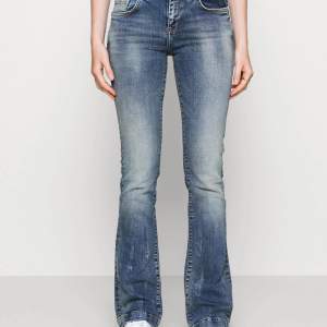 Funderar på att sälja mina Fallon jeans ifrån Ltb. Super fint skick, köptes helt nya. Storlek 29/32. Midjemått: 39 cm (stretchiga) och innerbenslängd: 81. 600 + frakt. Vid fler frågor, bilder etc skriv privat 🙌🏼💕🌸🙏🏼