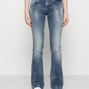 Funderar på att sälja mina Fallon jeans ifrån Ltb. Super fint skick, köptes helt nya. Storlek 29/32. Midjemått: 39 cm (stretchiga) och innerbenslängd: 81. 600 + frakt. Vid fler frågor, bilder etc skriv privat 🙌🏼💕🌸🙏🏼