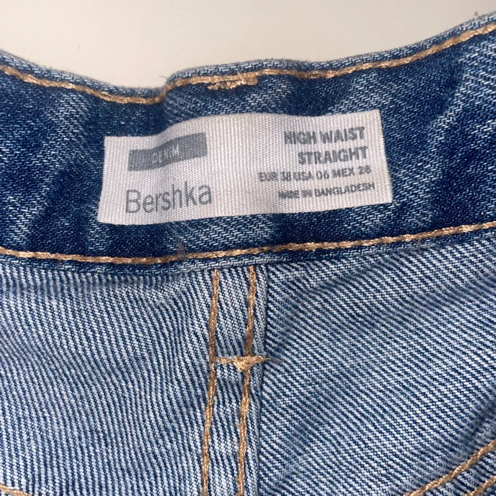 Raka jeans! Säljer då de ej kommer till användning. Passar perfekt på mig som är 163. Jeans & Byxor.