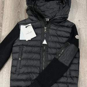 Säljer denna nya moncler cardigan då den sitter tight på mig. Moncler påse kommer med samt tags. QR kod och scan funkar. Den är helt felfri. Pris kan såklart diskuteras.