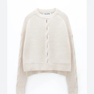 Stickad tröja  - Sååå sjukt fin från Filippa K. Nypris 3200kr 💕 jag bär storlek S! 