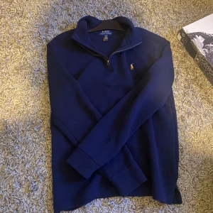 Oanvänd raffe half zip S - Ralph Lauren half zip värd 1300 kr. Helt oanvänd o säljs på grund av fel storlek. 