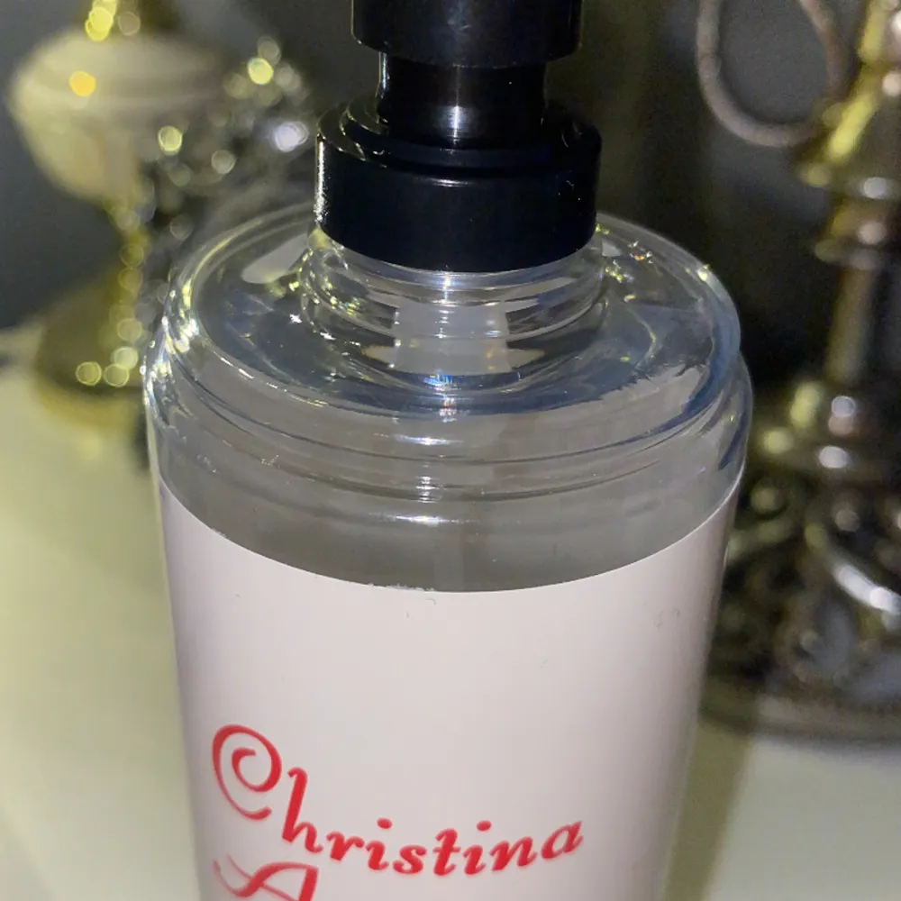 Väldigt soft, god doft, vår-känsla, lite vanilj med jasmine. Sprutat 3 gånger max, inte min typ av bodymist! Jag hittar inte locket till denna men doften håller sig kvar oavsett.. Perfume.