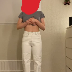 Cremevita högmidjade byxor från lager 157 - Dessa byxor är cremevita höjmidjade från lager 157 i modellen ”Boulevard”. Dessa är i bra skick inga syntolka skador men som byxor bli så kan dom vara lite uttöjda men inte så jag märker av de. St S