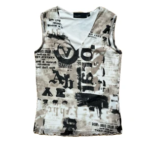 Cool topp! - Säljer denna coola mesh toppen. Den är från Kappahl storlek 36. Toppen är inte genomskinlig utan har ett undertyg. Skriv om du har fler frågor!💗