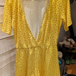 Blommig byxdress Prettylittlething - Använd men i fint skick.