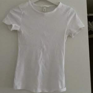 Vit T-shirt i storlek xs från hm 