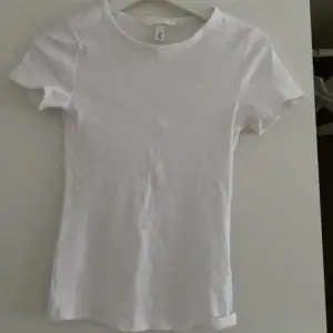 Vit T-shirt i storlek xs från hm 