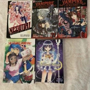 Manga böcker 40 kr styck - Säljer olika manga böcker för 40kr stycket. Böckerna har lästs någon gång och köptes för 130kr styck. Kan även sälja alla tillsammans för 180kr.  Priset kan diskuteras och köparen betalar för frakt 💗