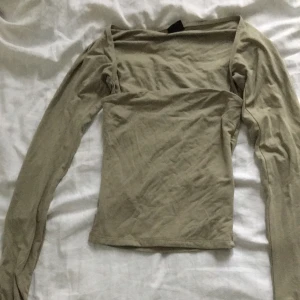 Top - Säljer den här toppen som inte kommer till användning, änvänt 1 gång. Läs bion!!