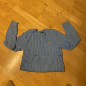 Ljus blå stickad polo Ralph lauren tröja - Ljusblå stickad polo Ralph lauren tröja | skick 7/10. Använd ett par 10 gånger men inga slitage eller håll i den | säljer den för att den inte är min stil längre | nypris 1999kr Mitt pris 600