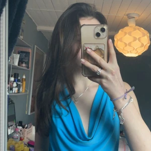 Y2k festtopp - Y2k festtopp som tyvärr är för stor för mig som brukar ha xs/s, det står tyvärr ingen storlek på tröjan. Köparen står för frakt