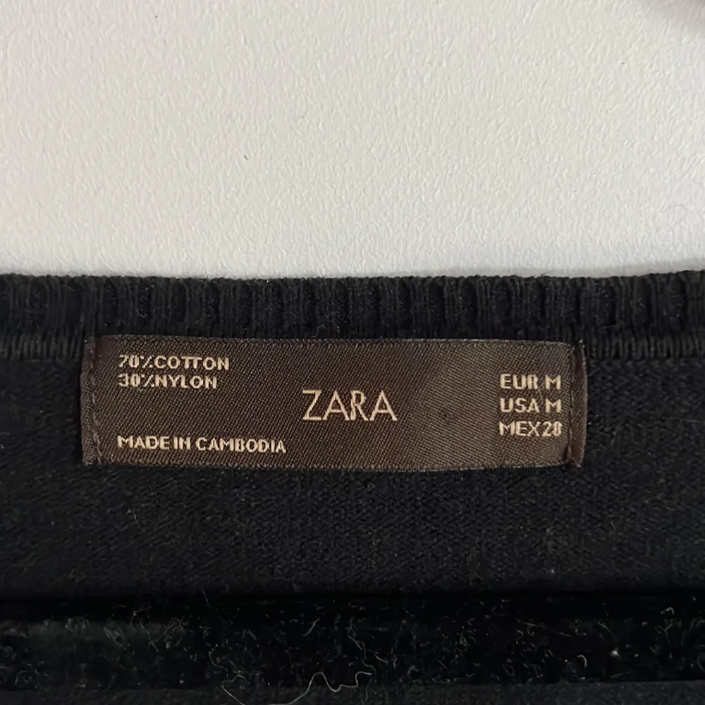 Säljer denna kofta från Zara då den inte komma till användning längre. Skriv privat för fler bilder.  Frakt ingår inte i priset. Tröjor & Koftor.