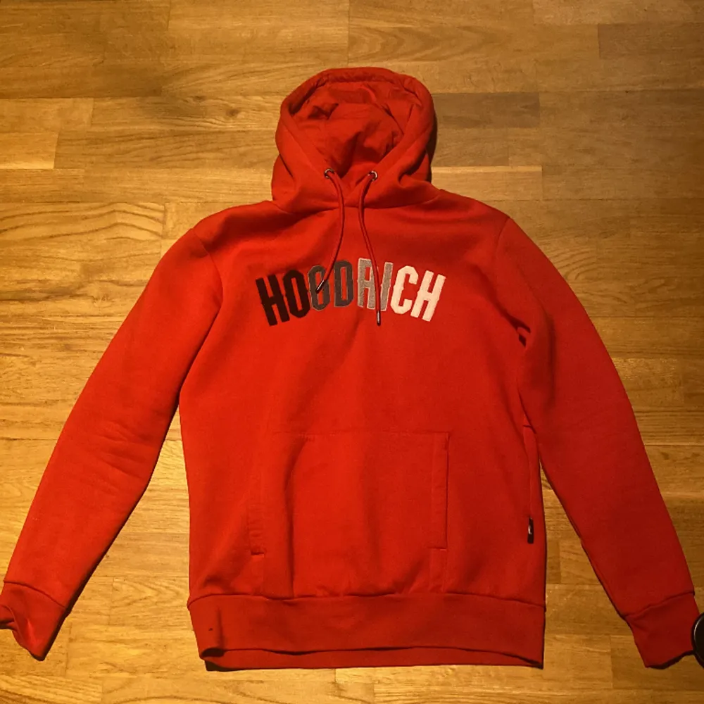 Säljer mina röda Hoodrich hoodie den är i bra skick strorlek M men passar S också (Pris kan diskuteras). Hoodies.