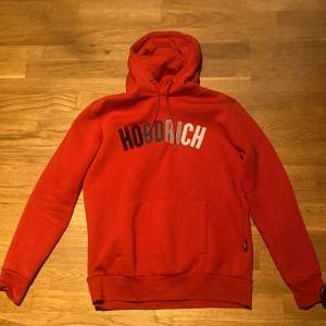 Säljer mina röda Hoodrich hoodie den är i bra skick strorlek M men passar S också (Pris kan diskuteras)