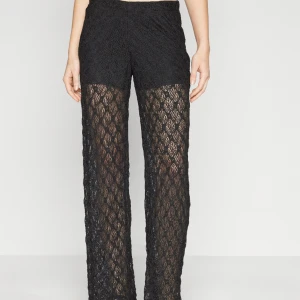 Svarta spets byxor - Säljer nu mina super snygga spets byxor i storlek S då de är lite för stora för mig och vill ha de i en storlek mindre💞