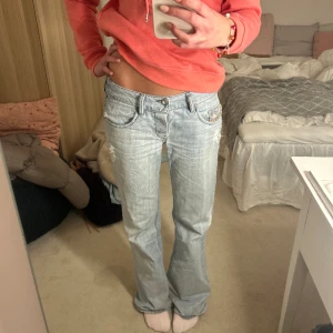 Diesel jeans - Säljer dessa sjukt snygga lågmidjade diesel jeans då jag har många liknande. Jag är 170 och de är långa på mig. 
