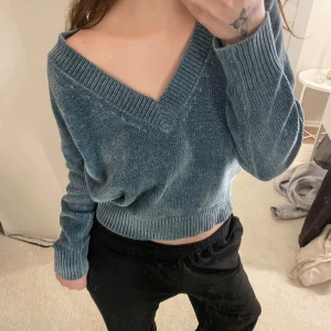 Blå stickad tröja - Blå stickad tröja från Lindex. Använd men som ny, inga defekter. Säljes då jag ej använder.