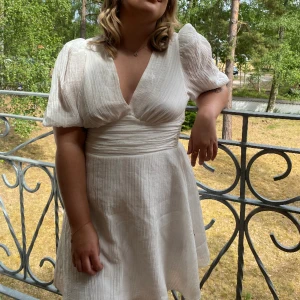 Studentklänning/Midsommar - Vit klänning från Gina som passar perfekt till studenten/midsommar.☀️ Knappt använd så i fint skick.💗