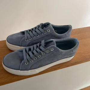 Ljusblå skor - Nästan helt oanvända, jättesnygga ljusblåa skor i stl 40. På sista bilden ser man en fläck som finns på vänstra skorn men de är inget man riktigt lägger märke till💕