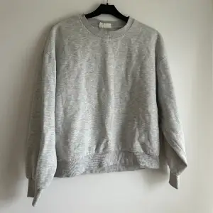 Sweatshirt från Gina Tricot i storlek xs, 149kr.