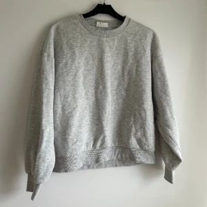 Sweatshirt  - Sweatshirt från Gina Tricot i storlek xs, 149kr.