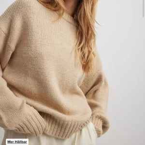 Stickad tröja  - Säljer denna fina stickade tröja från NAKD som tyvärr inte kommit till användning. Köptes för 399kr men säljer för 100kr. (Den är inte fläckig, men upplevs så på kamera). Skriv för bild på💖 Bra i storlek men passar även XS