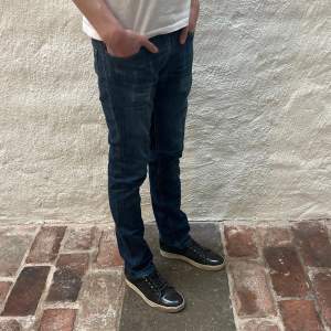 Levi’s jeans 511 i färgen blå. Storlek 30/34 och modellen på bilden är 186 cm. Fint skick, nypris 1099, köp för endast 299kr.  Fast pris gäller🤝