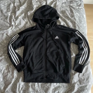 Adidas zip-up hoodie - Endast använd en eller två gånger