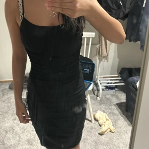  helsvart klänning    - Klänning från bikbok. Den har väldigt stretchande material!