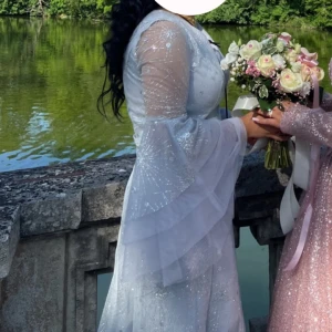 Blå klänning - Jag vill sälja denna jättefina fina blå och vita klänningen. Helt nyskick, inga tecken på användning orginalpris 1500.💕