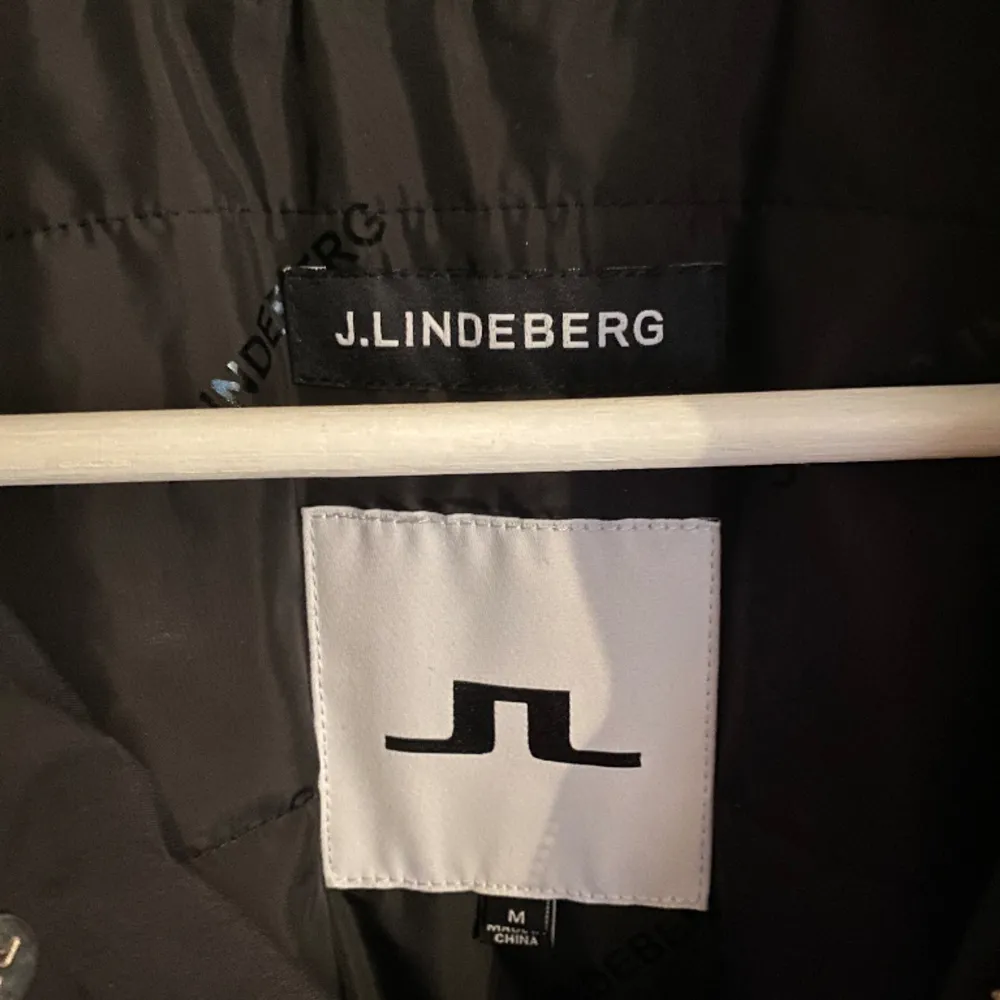 En skit snygg svart J.linderberg jacka som är oanvänd endast testad på! Inga defekter alls och kvitto kommer med! Bara att höra av sig vid frågor!. Jackor.