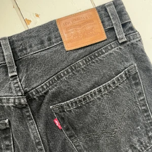 Baggy Levis jeans - Jättesnygga levis jeans i baaggy dad modell! I bra skick förutom lite slitningar vid fötterna🤍 skriv för fler bilder  Köptes för 1200kr Skriv för fler bilder
