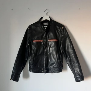 Vintage läderjacka  - Storlek S Passat tight till cropped.  Lite distressed 