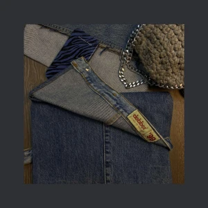 Datorfodral i jeans  - JEANSFODRAL FRÅN CASE-IT UF Jeansfodral 101  Pris - 199 kr + frakt Datorn i fodralet på bilden är en MacBook Air (30,41 x 21,5 cm) (men passar andra datorer skriv för mått) 