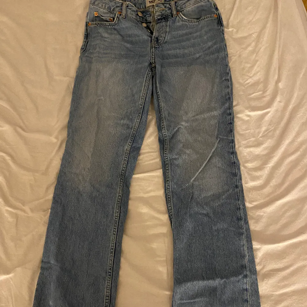 low waist jeans i modellen ICON från lager 157. använd sparsamt men inte slitna alls. raka i modellen men inte skinny.. Jeans & Byxor.