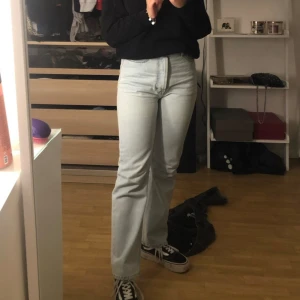 Acne jeans - Ljusblåa acnes jens köpta 2018. Knappt använda, väldigt bra skick. Storlek 23 i midjan i 32 i längd. Första bilden är på mig och jag är 160 cm lång. Köparen står för fraktkostnaden :)