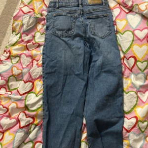 Jins byxor - Den är som helt ny🥰 det är till unga flickor 🤪man kan ha på sig den på alla årstider. Den har 2 fickor bakom och 2 små fickor framför🥳🥳🥳