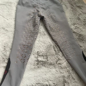 🌟Cavalleria Toscana ridbyxor🌟 - Stl:10 Skick: bra Säljer mina Cavalleria Toscana ridbyxor i färgen ljusgrå. Ger tur med sig🌟 Ny pris: 1700kr mitt pris: 500kr😍 Ottöjbara och blir ej uttöjda.