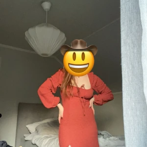 Superfin långklänning - Säljer denna superfina brunröda klänning från NA-KD. Köpte i våras men är helt oanvänd och det är anledningen till att jag vill sälja. Därav är skicket väldigt bra. Nypris 599, mitt pris 145🫶🏻