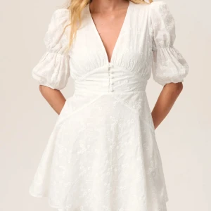 Adoore Sicily dress - Superfin klänning från Adoore! Endast provad en gång, annars oanvänd. Perfekt till studenten. Storlek 38 men passar mig bra som vanligtvis har 36.💕