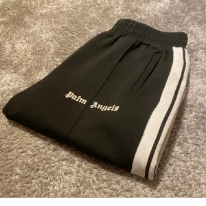 Palm Angels Byxor - Tja! Säljer dessa sjukt snygga Palm angels sweatpantsen för nästan orimligt pris! Skicket är 8.5/10 och självklart finns det kvitto :) Hör av dig vid frågor/ swedencloset🍾