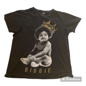 Biggie smalls tisha - Biggie smalls tshirt som ger vintage viben med det gråa och samtidigt lyfter fram swagen hos biggie. fått många komplimanger. Tshirten har inga defekter! Den går att ha som babyteee! Storleken är Xs men sitter som en S tycker jag.