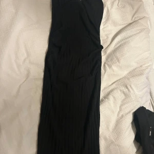 Bandue Ribbad klänning från Nelly  - Jätte fin klänning från Nelly som går ungfär till slutet av vaderna på mig (jag är 160cm) aldrig anständig utan har lapp kvar då jag råkade beställa två och glömde skicka tillbaka denna! Jätte fin och skön i materialet! 