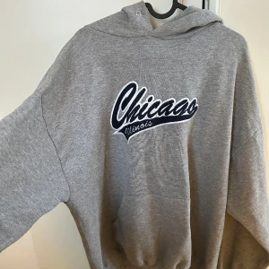 oversized hoodie med tryck - vintage oversized hoodie, bra skick, lite tunnare i materialet, sitter som en m/l