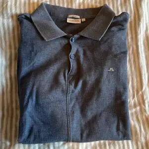 Säljer nu denna piké tröja i storlek M. Använd fåtal gånger. Säljer pågrund av att den är för liten. Pris kan diskuteras vid snabb affär.