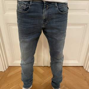 Replay jeans som passar riktigt bra nu till våren! Skick: 7.5 Nypris: 1799kr